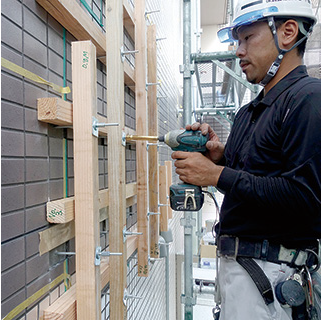 ホールドビスクランプ注入工法をしている様子
